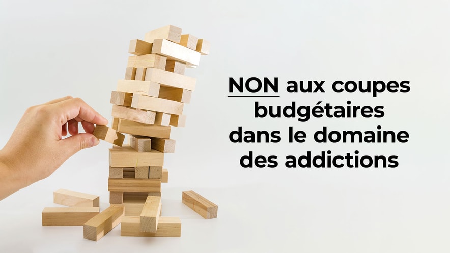 Une pièce en bois est retirée d'une tour instable.